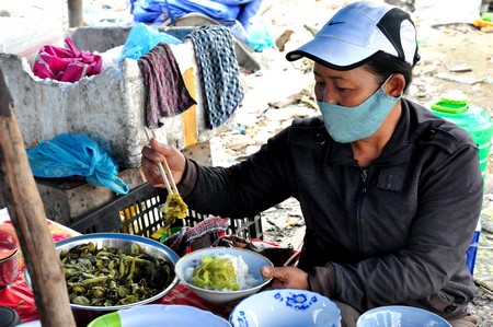 Quán[-]cơm[-]ngay[-]giữa[-]bãi[-]rác[-]Khánh[-]Sơn,[-]ở[-]đây[-]có[-]tất[-]cả[-]3[-]quán[-]cơm[-]và[-]nước[-]giải[-]khát